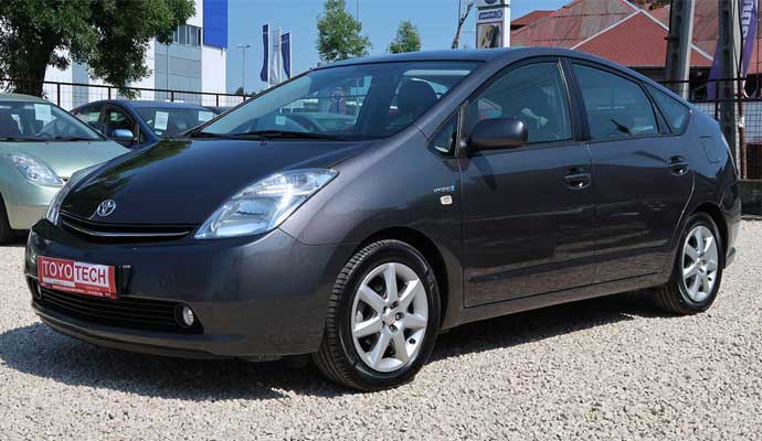 Garázsban tartott Toyota Hibrid szürke